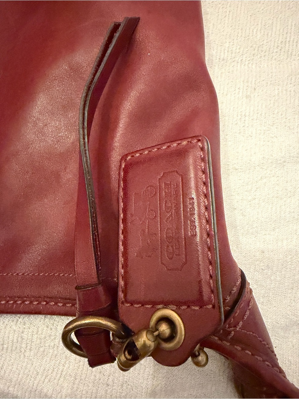 Vintage Coach bucket bag. Wine Leather Shoulder Bag with Brass Hardware - Picture 4 of 7